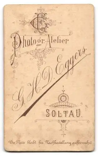 Fotografie G. H. D. Eggers, Soltau, Zwei junge Mädchen in karierten Kleidern