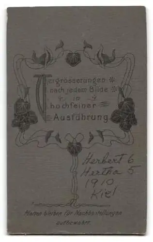 Fotografie W. Jacobsen, Kiel, Rosenstr., Zwei Kinder in zeitgenössischer Kleidung