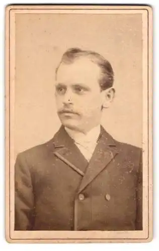 Fotografie Rudolph Fleischer, Delitzsch, Eilenburger-Str. 357, Porträt eines eleganten Mannes