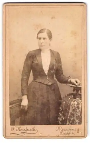 Fotografie F. Herrfurth, Merseburg, Brühl 4, Porträt einer Frau in elegantem Kleid