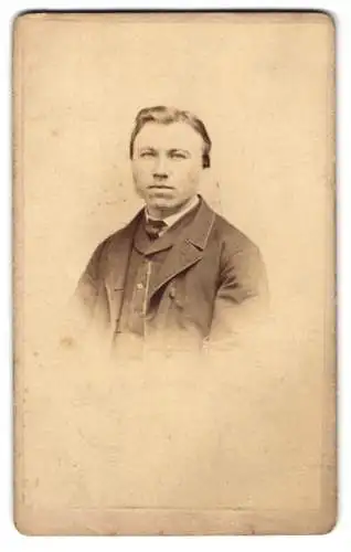 Fotografie Hermann Ehrlich, Plauen i. Voigtl., Bahnhofsstrasse, Portrait eines jungen Mannes