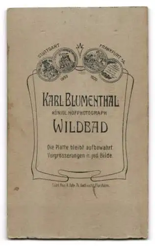 Fotografie Karl Blumenthal, Wildbad, Kleinkind auf Stuhl