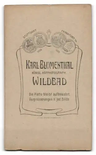 Fotografie Karl Blumenthal, Wildbad, Kleinkind auf einem Stuhl