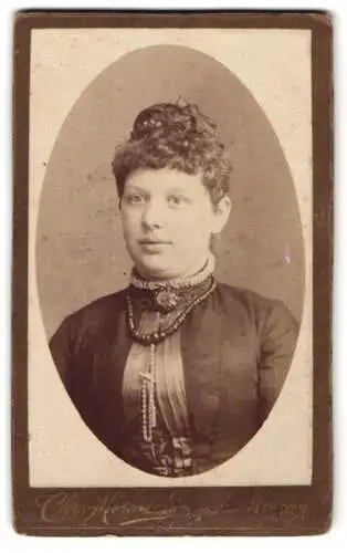 Fotografie Chr. Mönsted, Verden, vor dem Neuen Thor 43, Portrait einer Frau mit elegantem Haarknoten