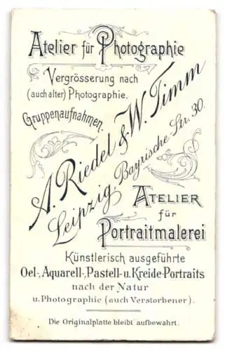 Fotografie A. Riedel & W. Timm, Leipzig, Bayrische Str. 30, Kind mit Hut und Spielzeugpferd