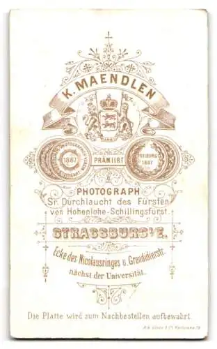 Fotografie K. Maendlen, Strassburg i. E., Grandidierstr, Kleinkind auf einem kunstvoll geschnitzten Stuhl