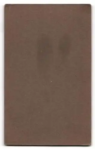 Fotografie H. Reinhard, Neustadt a.H., Eine junge Frau mit Tisch