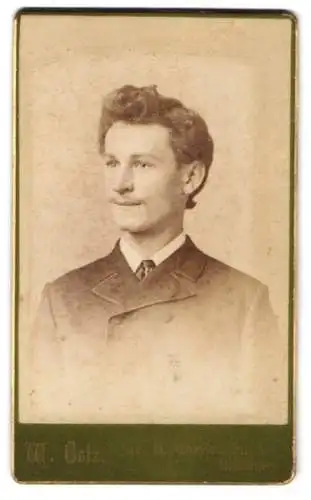 Fotografie W. Getz, Baltimore, Charles St., Portrait eines jungen Mannes im Anzug