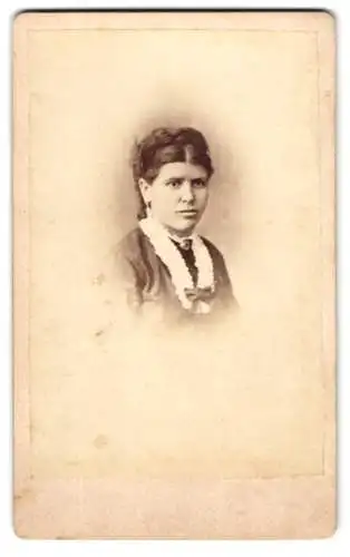 Fotografie J. A. Leibmann, Frankfurt a. M., Schäfergasse 17, Portrait einer jungen Frau