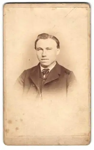 Fotografie C. Axtmann, Plauen i/Vogtl., Oberer Graben 3, Portrait eines jungen Mannes