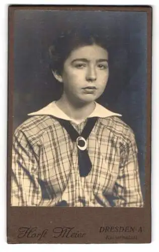 Fotografie Horst Meier, Dresden-A, Kaiserpalast, Portrait einer jungen Frau in kariertem Kleid