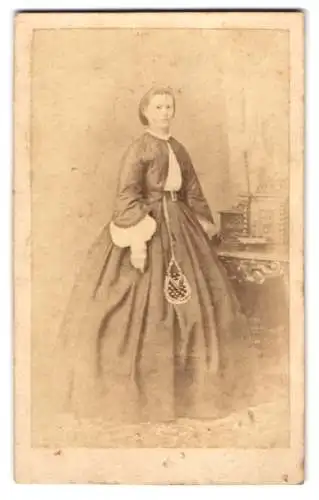 Fotografie G. A. Leth, Wittenberg, Jüdengasse 351, Elegante Dame in Kleid mit Reifrock