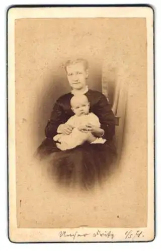 Fotografie Julius Hecht, Schöningen, Mutter mit Baby auf dem Schoss