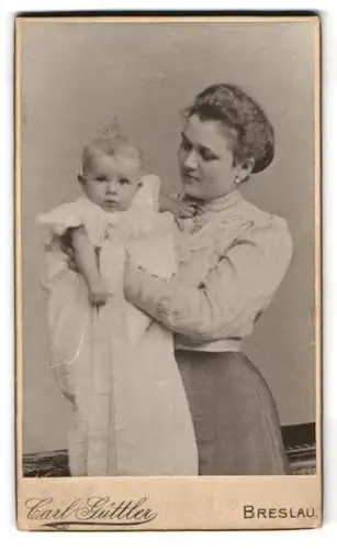 Fotografie Carl Güttler, Breslau, Alte Taschenstr. 20, Mutter mit kleinem Kind im Arm