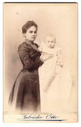 Fotografie Gebrüder Otto, Gransee, Metzentins Garten, Frau mit Baby im Arm