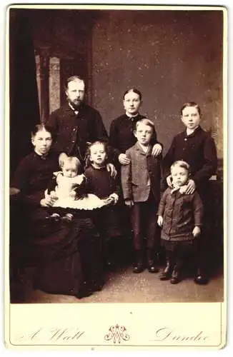 Fotografie Alexander Watt, Dundee, Arbroath Road 41½, Familienporträt mit acht Personen