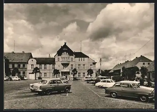 AK Fürstenberg /Havel, Rathaus am Markt mit Parkplatz