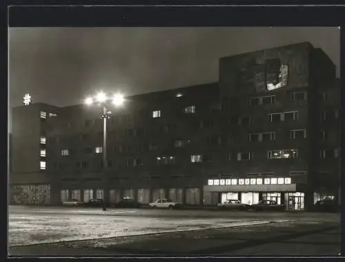 AK Neubrandenburg, Hotel Vier Tore bei Nacht