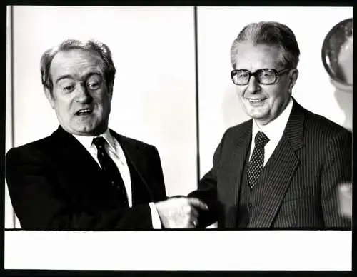 Fotografie Sven Simon, Bonn, Joachim Rau zeigt auf Hans-Jochen Vogel, 29.10.1983