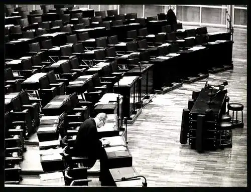 Fotografie PA Sven Simon, Bonn, Herbert Wehner gegen Mitternacht allein im Plenarsaal, nach der Debatte