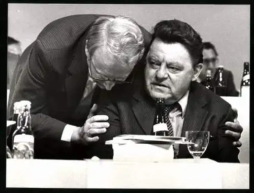 Fotografie PA Sven Simon, Bonn, Edmund Stoiber im Gespräch mit CSU-Vorsitzendem Franz Josef Strauss