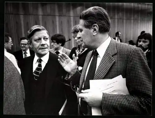 Fotografie PA Sven Simon, Bonn, Helmut Schmidt im Gespräch mit Hans-Jochen Vogel, 28.10.1982