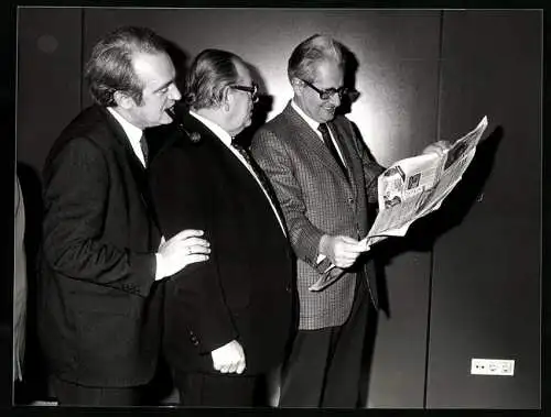 Fotografie Sven Simon, Bonn, Hans-Joachim Vogel zeigt H.-J. Wischnewski und Johannes Rau die bayr. Wahlergebnisse, 1982