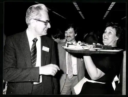 Fotografie WEREK, München, Dr. Hans-Jochen Vogel bekommt beim SPD-Parteitag in der Münchner Oly-Halle eine Stärkung, `82