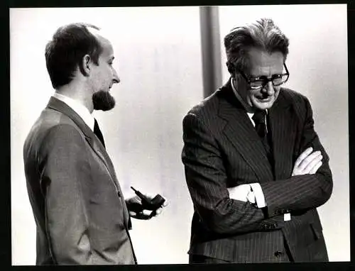 Fotografie PA Sven Simon, Bonn, SPD-Spitzenkandidat Hans-Jochen Vogel und Dr. Jürgen Kunze von der FDP in Berlin, 1981