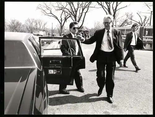 Fotografie Sven Simon, Bonn, SPD-Vorsitzender Hans-Jochen Vogel besteigt eine Limousine