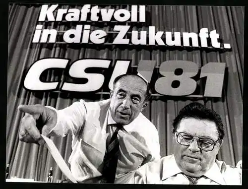 Fotografie PA Sven Simon, Bonn, Werner Dellinger und Ministerpräsident Franz Josef Strauss beim CSU-Parteitag, 10.07.1981