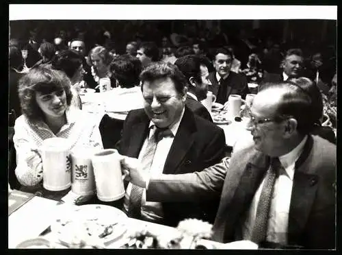 Fotografie WEREK, München, F. -J. Strauss mit Tochter Monika und Friedrich Zimmermann beim Triumphator-Bier