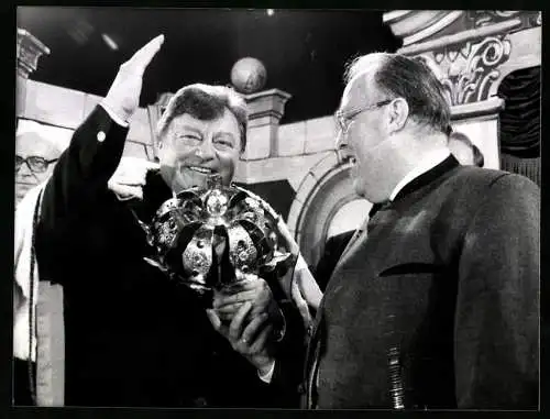 Fotografie WEREK, München, Franz Josef Strauss bei seiner Krönung zum König von Bayern beim Salvator-Starkbierfest 1983