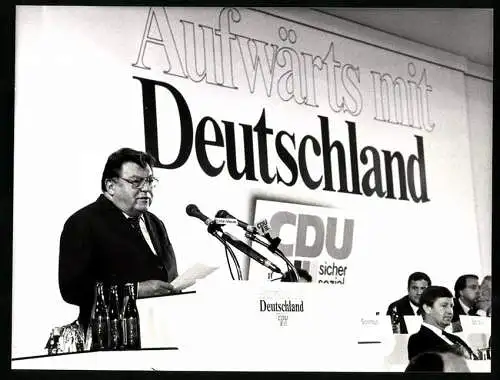 Fotografie PA Sven Simon, Bonn, CSU Vorsitzender J. F. Strauss bei seiner Rede beim CDU-Parteitag in Köln, 26.05.1983