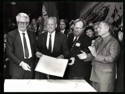 Fotografie Sven Simon, Bonn, Hans-Jochen Vogel, Willy Brandt, Wolfgang Thierse und Oskar Lafontaine, SPD-Vereinigung `90