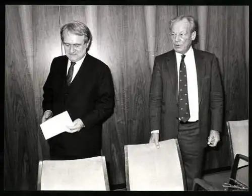 Fotografie Sven Simon, Bonn, Johannes Rau und Willy Brandt bei der SPD-Fraktionssitzung, 29.01.1987