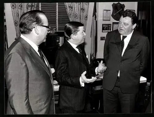 Fotografie Poly-Press, Bonn, Franz Josef Strauss im Gespräch mit F. Zimmermann und US-Politiker John G. Tower