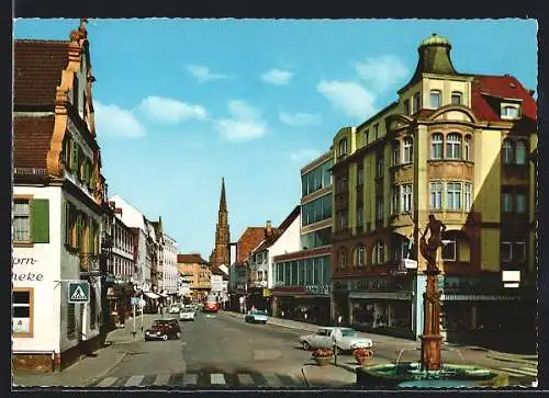 AK Offenburg /Schwarzwald, Hauptstrasse mit Geschäften, Kirche und Brunnen