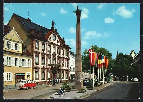 AK Offenburg /Schwarzwald, Rathausplatz mit Geschäft, Rathaus und Ursulasäule