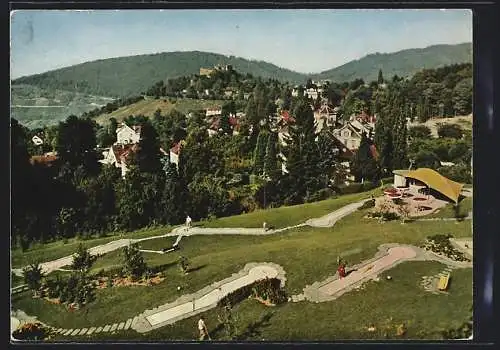 AK Badenweiler /Schwarzwald, Minigolfplatz mit Burgblick aus der Vogelschau