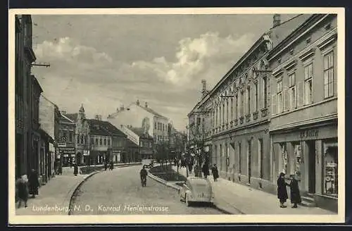 AK Lundenburg, Konrad Henlein Strasse mit Geschäften und Passanten