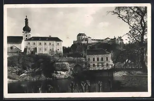 AK Frain an der Thaya, Panorama mit Kirchturm, vom Wasser gesehen