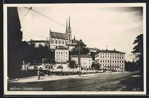 AK Brünn / Brno, Strassengasse mit Passanten