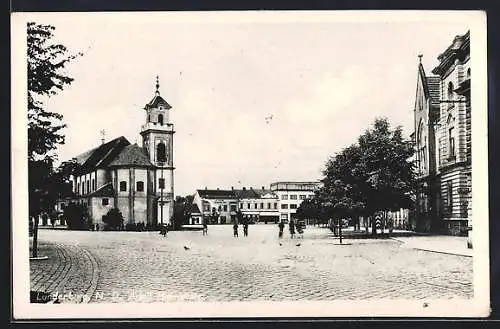 AK Lundenburg N. D., Platz mit Kirche