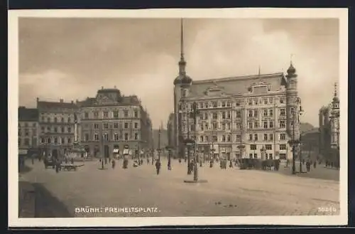 AK Brünn, Passanten auf dem Freiheitsplatz