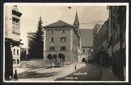 AK Laufen / Obb., Strassenpartie mit Kirche