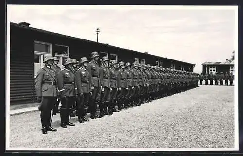 Foto-AK Hof /Saale, Soldaten in der Kaserne beim Appell