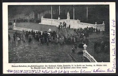 AK Berlin-Tiergarten, Einweihung Kaiser-Friedrich-Denkmal 1903, Kaiser Wilhelm II. legt einen Kranz nieder