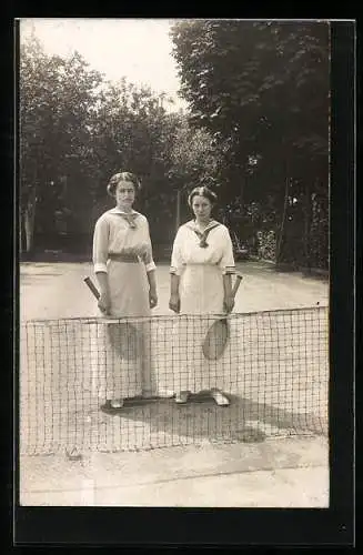 Foto-AK Zwei Frauen in Tenniskleidung auf dem Feld