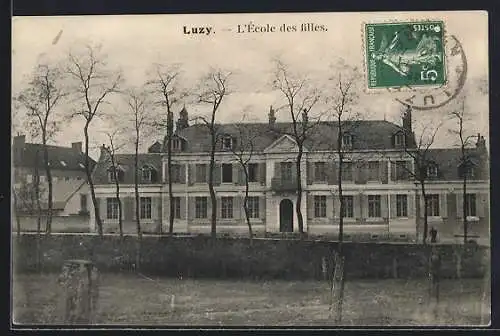 AK Luzy, L`École des filles